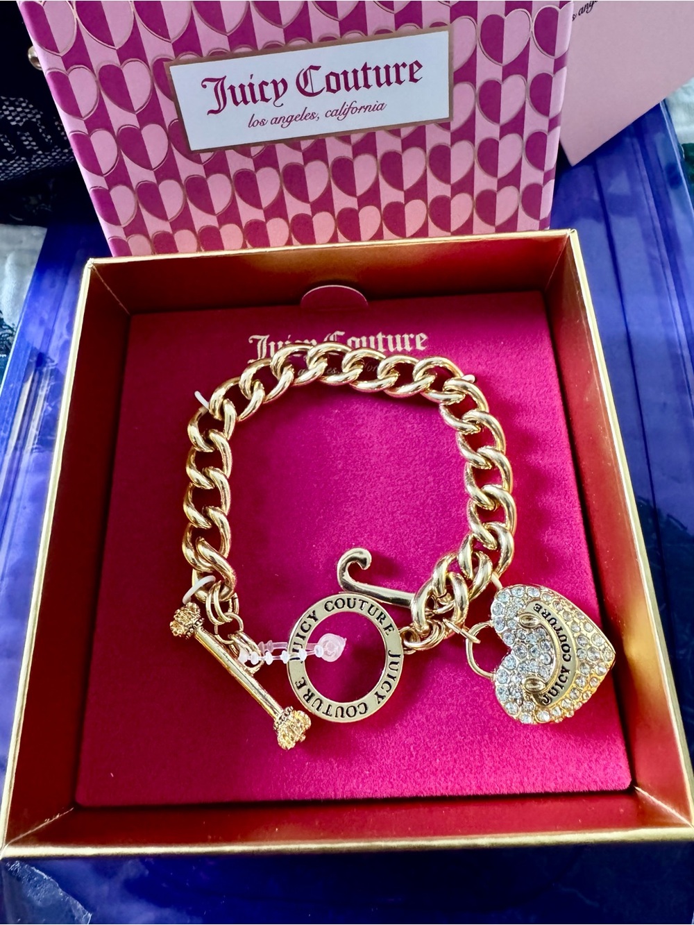 Juicy Couture Gold Charm Bracelet Heart Rhinestone Key Toggle NWT Box - Picture 2 of 2